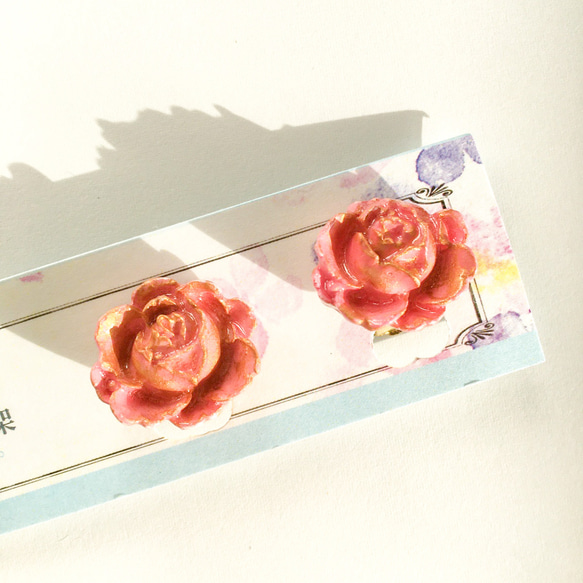 お花のアンティークイヤリング◇ バラ(濃ピンク)  ◇陶器風◇クレイアート 2枚目の画像