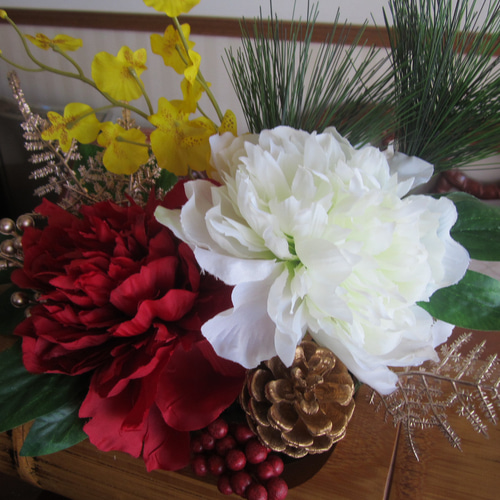 竹花器に紅白ピオニーのお正月飾り しめ縄・しめ飾り Art Salon Style