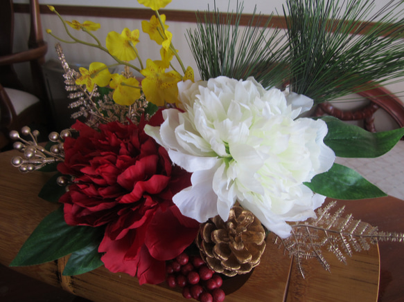 竹花器に紅白ピオニーのお正月飾り 5枚目の画像