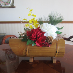 竹花器に紅白ピオニーのお正月飾り 2枚目の画像