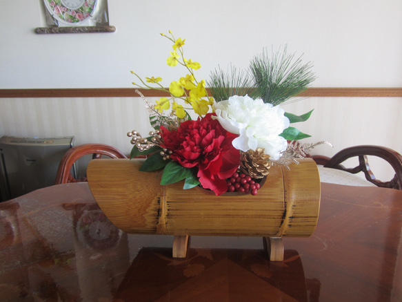 竹花器に紅白ピオニーのお正月飾り 2枚目の画像