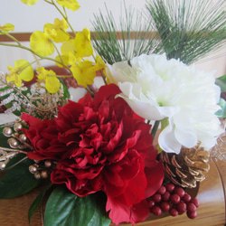竹花器に紅白ピオニーのお正月飾り 4枚目の画像