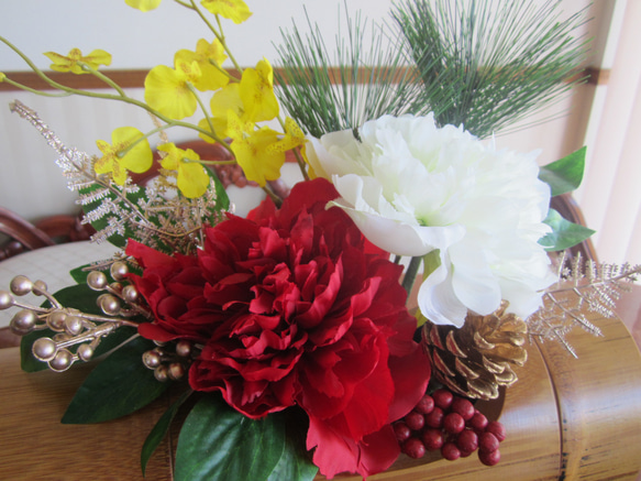 竹花器に紅白ピオニーのお正月飾り 4枚目の画像