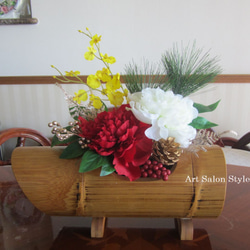 竹花器に紅白ピオニーのお正月飾り 1枚目の画像