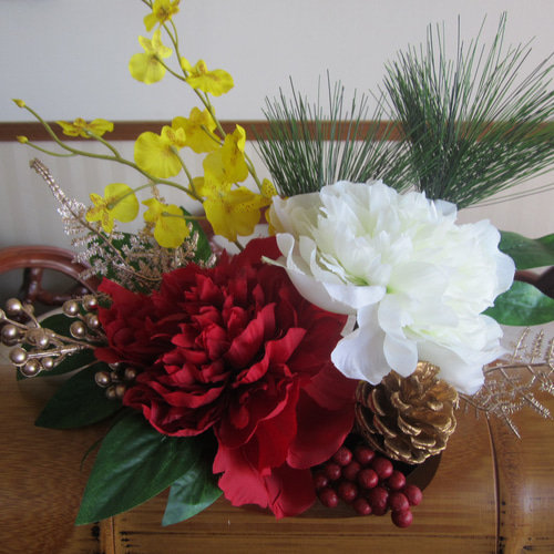 竹花器に紅白ピオニーのお正月飾り しめ縄・しめ飾り Art Salon Style