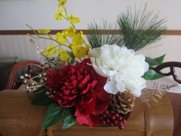 竹花器に紅白ピオニーのお正月飾り 3枚目の画像