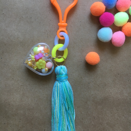 シャカシャカカプセルとタッセルのキーホルダー☆ その他アクセサリー