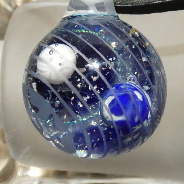 地球と満月、斜線模様砂打ち（ガラス、トンボ玉、ペンダント）