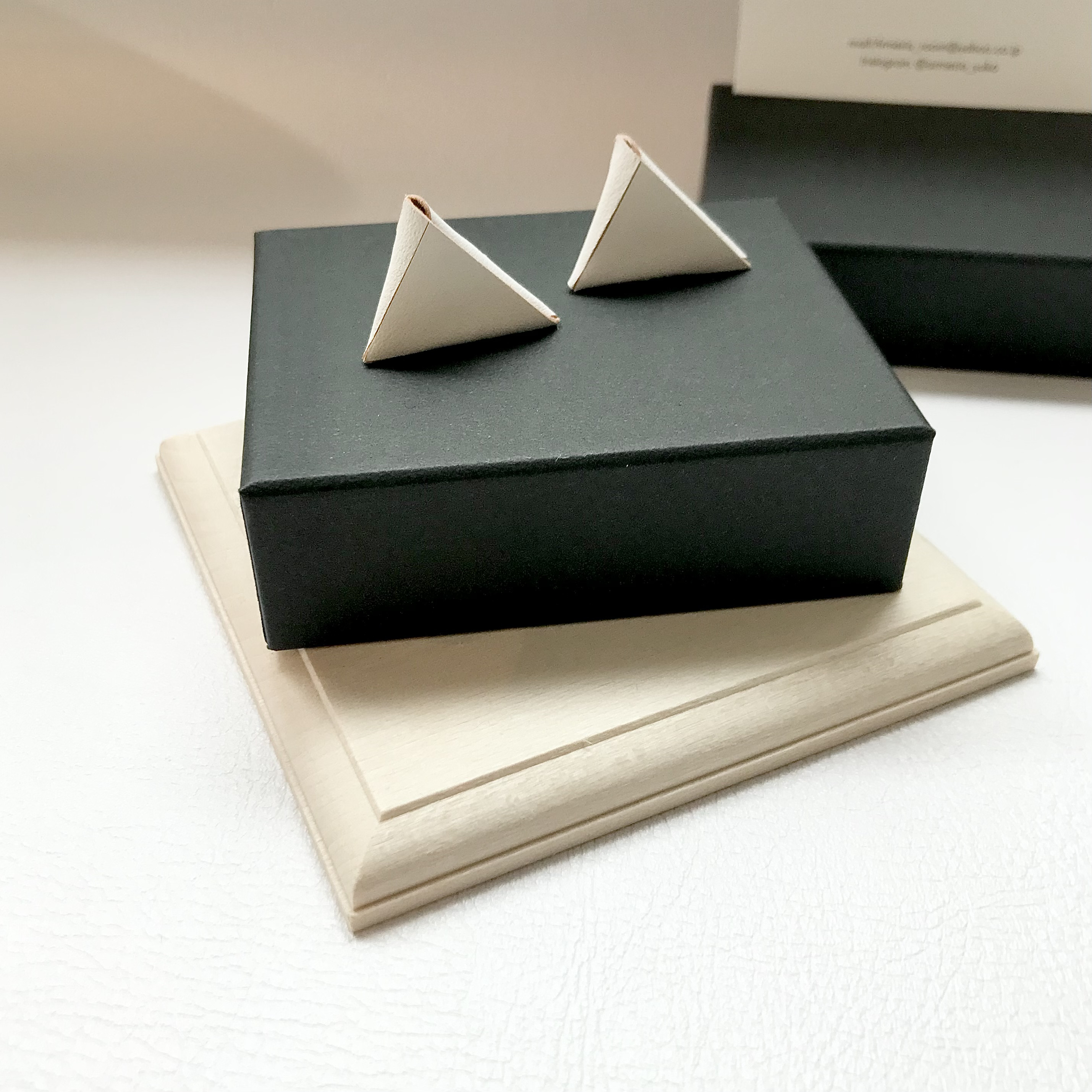 lovi／△》White leather 白・三角ピアス／イヤリング・レザー