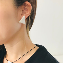 《lovi／△》White leather  白・三角ピアス／イヤリング・レザーアクセサリー 4枚目の画像