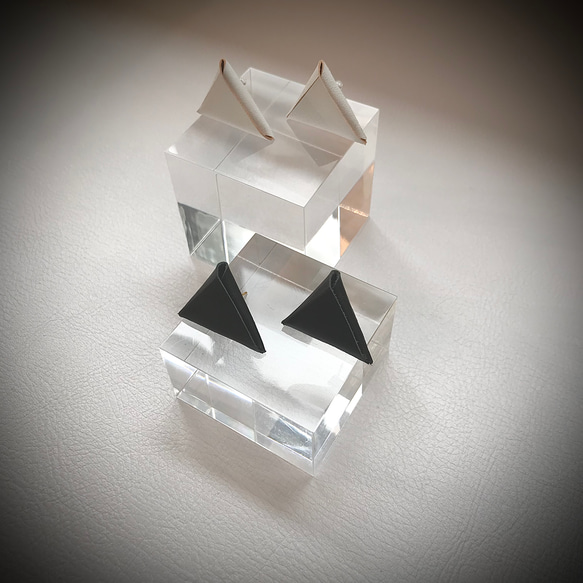 《lovi／△》White leather  白・三角ピアス／イヤリング・レザーアクセサリー 5枚目の画像