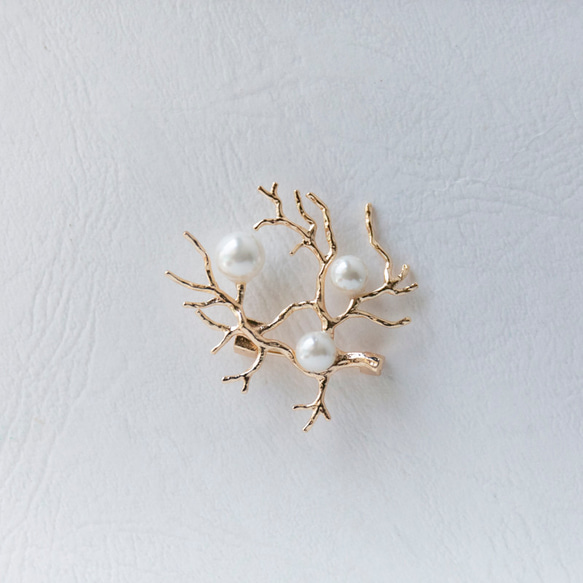 実になる木　シンプルなホワイト貝パールの実のブローチ　 7枚目の画像