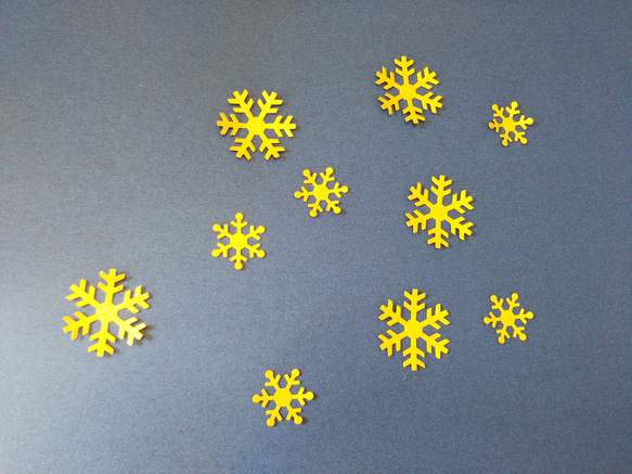 送料込み　金色の雪の結晶　小３０枚　大３０枚　クラフトパンチ 1枚目の画像
