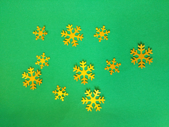 送料込み　金色の雪の結晶　小３０枚　大３０枚　クラフトパンチ 3枚目の画像