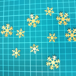 送料込み　金色の雪の結晶　小３０枚　大３０枚　クラフトパンチ 4枚目の画像