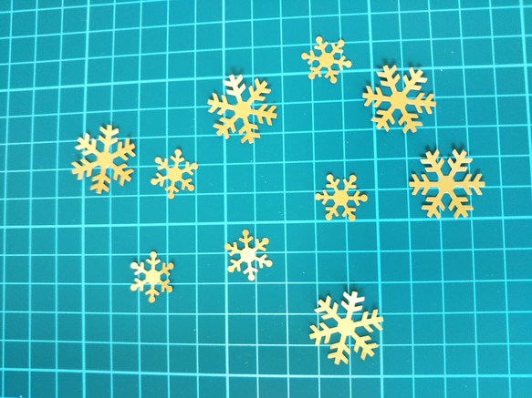 送料込み　金色の雪の結晶　小３０枚　大３０枚　クラフトパンチ 4枚目の画像