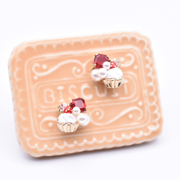 イチゴのカップケーキ×ピアスorイヤリング 2枚目の画像