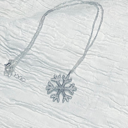 【再販】シルエットピンバッジorネックレス　雪の結晶 3枚目の画像