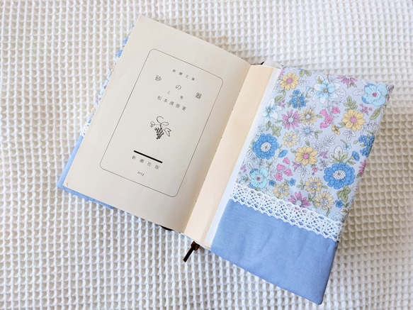 文庫本サイズ　ブルー花柄×水色　ブックカバー 2枚目の画像