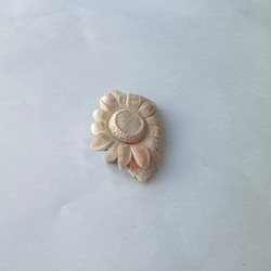珊瑚彫りブローチ『菊』　訳あり特価品　R41106H1 7枚目の画像