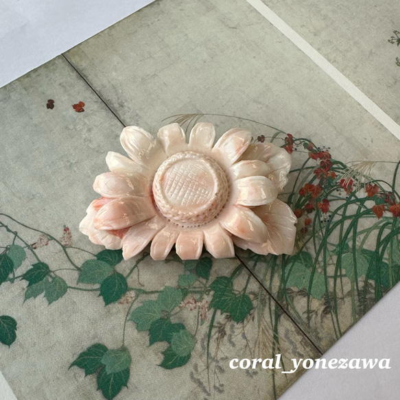 珊瑚彫りブローチ『菊』　訳あり特価品　R41106H1 2枚目の画像
