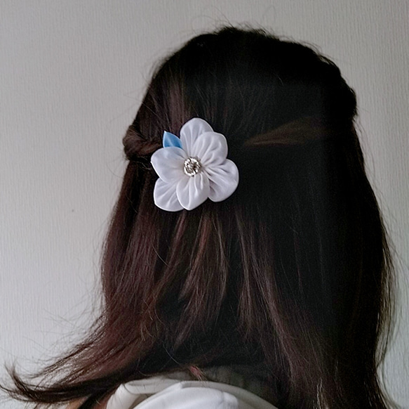 白い花の髪飾り　ベージュの花の髪飾りポニーフック 5枚目の画像