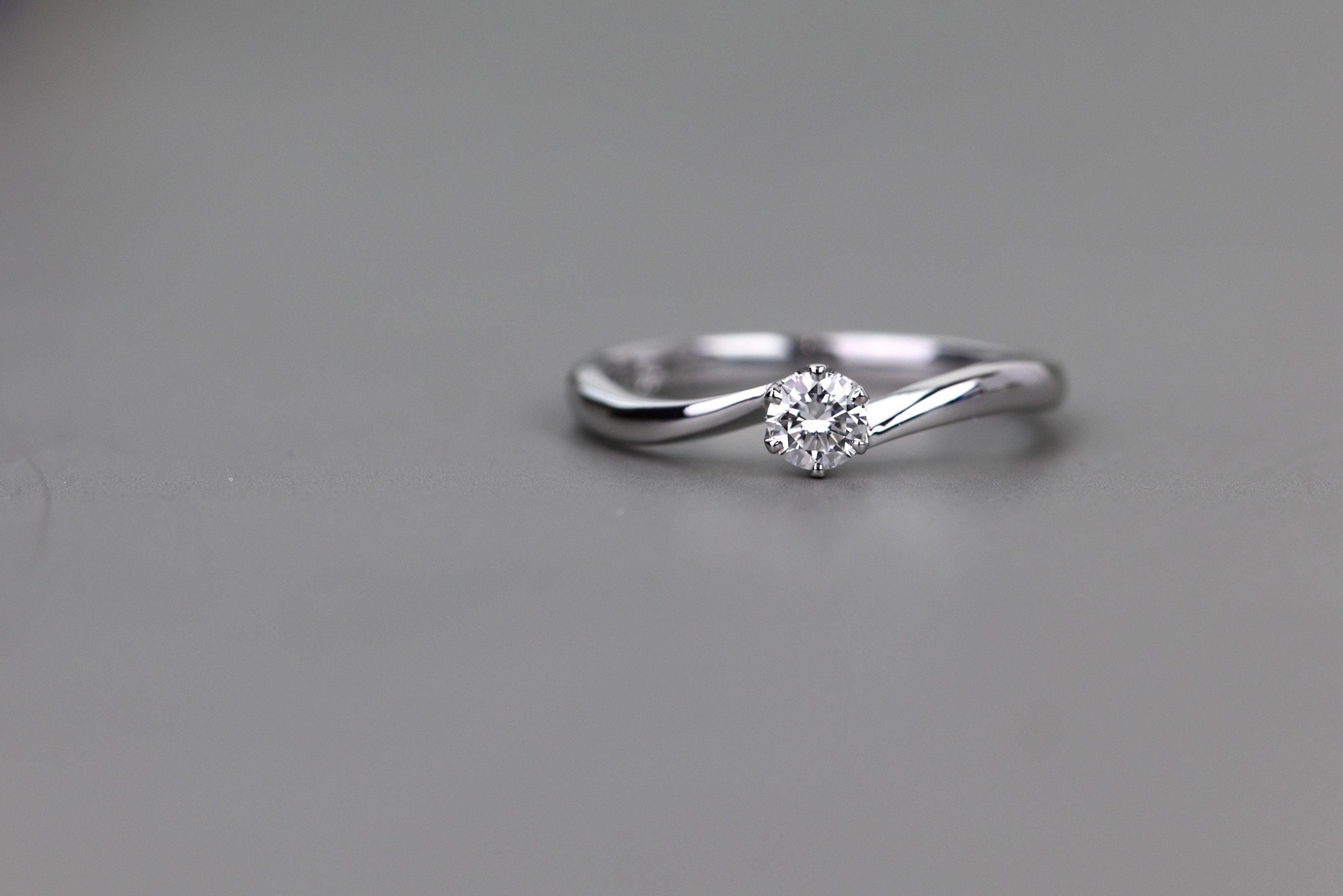 プラチナ900エンゲージリング（シンプル&ウェーブ）