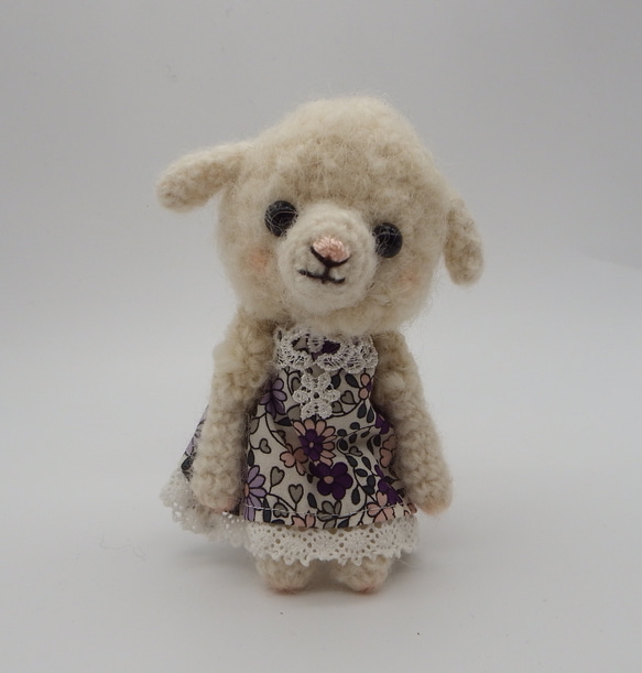 【あみぐるみ】洋服を着た羊の女の子　羊　白【038】 2枚目の画像