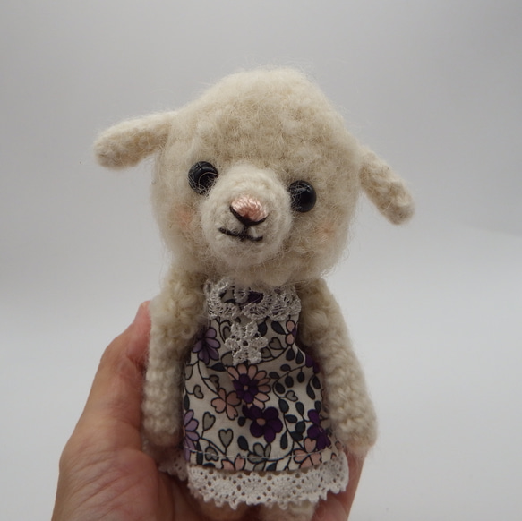 【あみぐるみ】洋服を着た羊の女の子　羊　白【038】 1枚目の画像