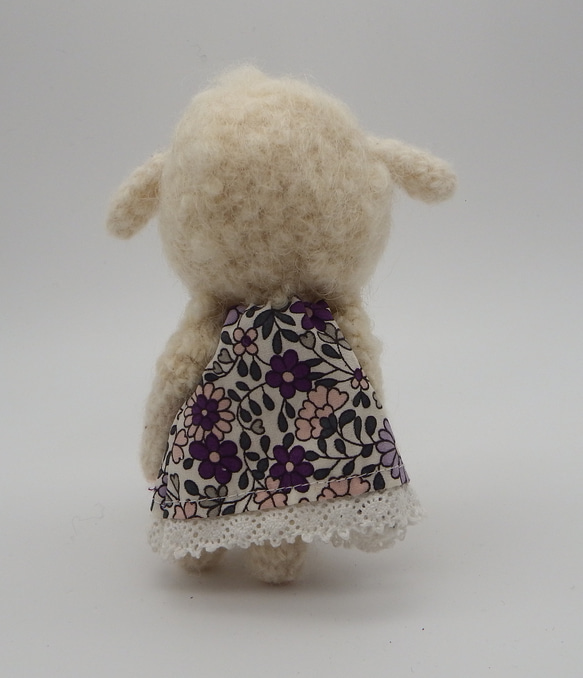 【あみぐるみ】洋服を着た羊の女の子　羊　白【038】 4枚目の画像