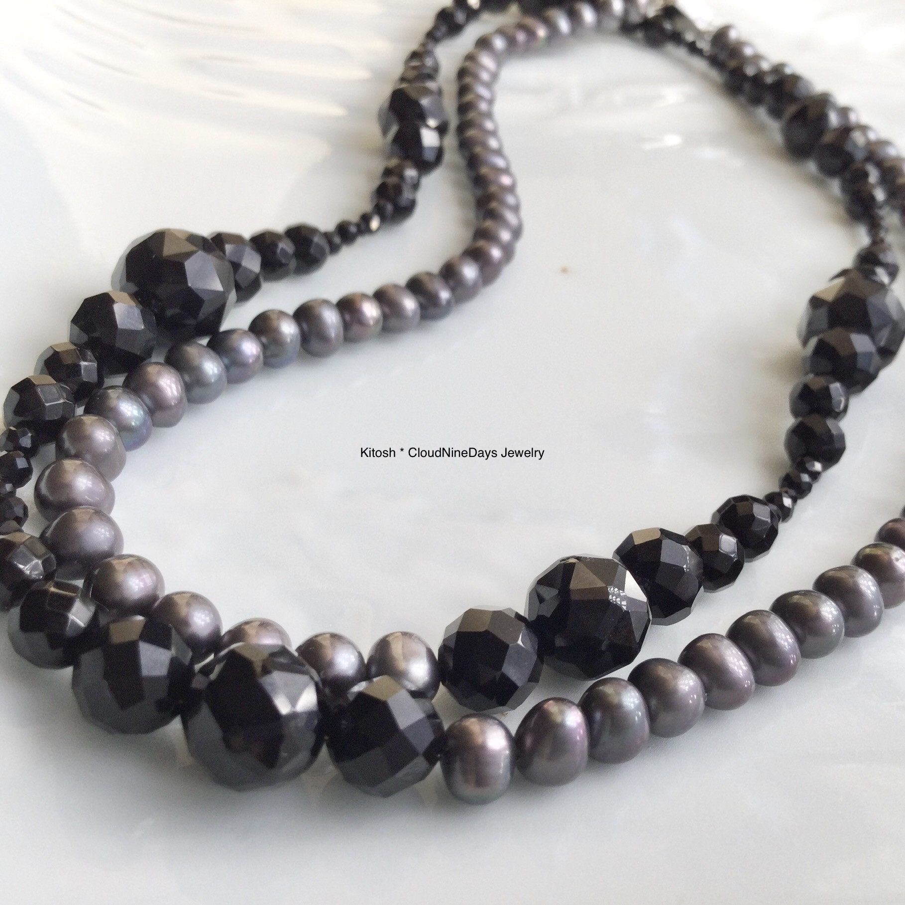 黒Xグレー　オニキスと淡水パールのロングネックレス80cm モノトーンで整うロングネックレス