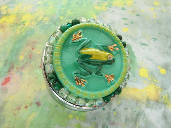 雨蛙　アマゾングリーン　チェコガラスボタンのピルケース　小さなジュエリーボックス　一点限り 10枚目の画像