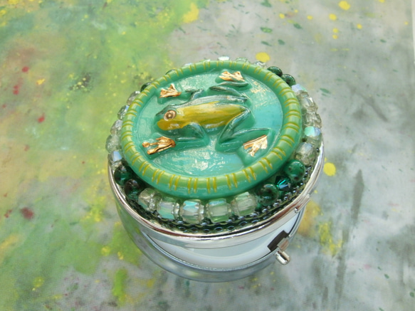 雨蛙　アマゾングリーン　チェコガラスボタンのピルケース　小さなジュエリーボックス　一点限り 12枚目の画像