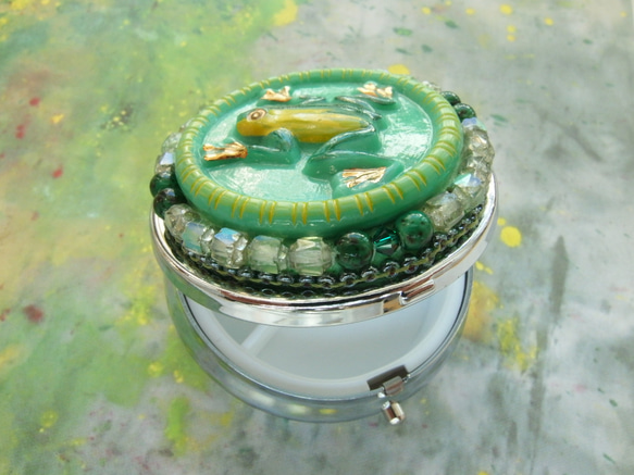 雨蛙　アマゾングリーン　チェコガラスボタンのピルケース　小さなジュエリーボックス　一点限り 8枚目の画像