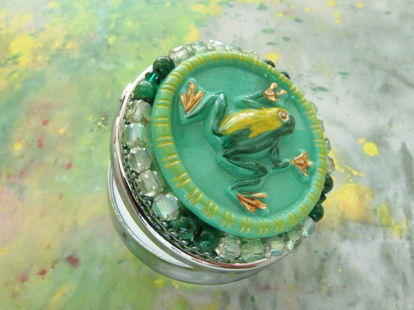 雨蛙　アマゾングリーン　チェコガラスボタンのピルケース　小さなジュエリーボックス　一点限り 5枚目の画像