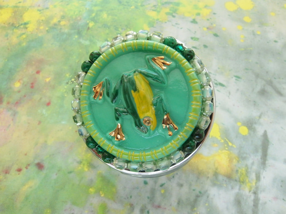雨蛙　アマゾングリーン　チェコガラスボタンのピルケース　小さなジュエリーボックス　一点限り 11枚目の画像