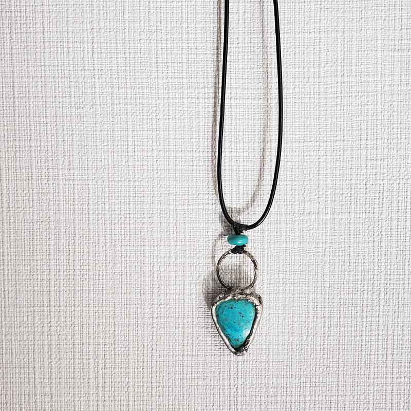 クリソコラ・青い石のペンダント～女神