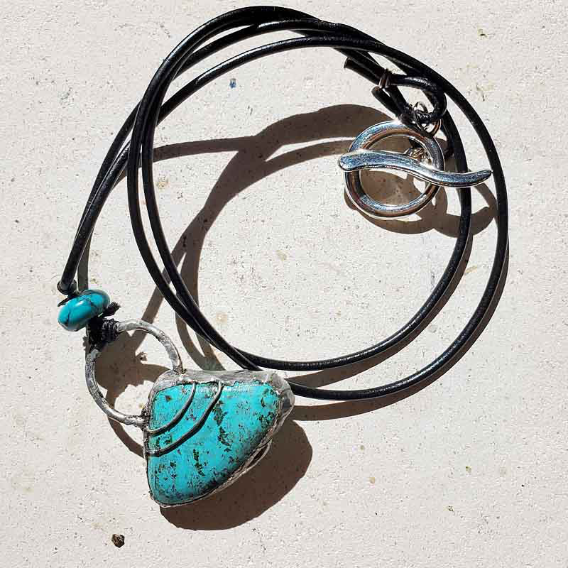 クリソコラ・青い石のペンダント～扇