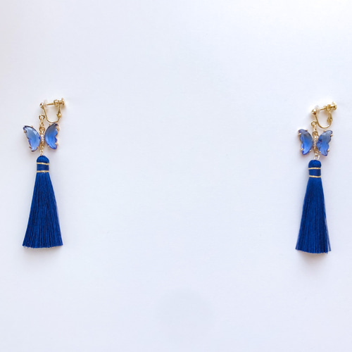 大ぶり】ガラスの蝶と青いタッセル col.ロイヤルブルー【ピアス