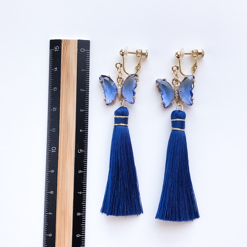 大ぶり】ガラスの蝶と青いタッセル col.ロイヤルブルー【ピアス