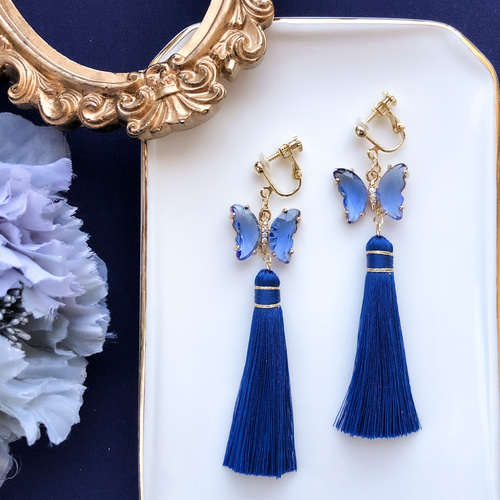 大ぶり】ガラスの蝶と青いタッセル col.ロイヤルブルー【ピアス