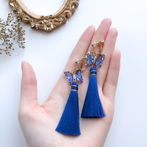 大ぶり】ガラスの蝶と青いタッセル col.ロイヤルブルー【ピアス