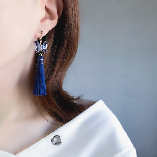 大ぶり】ガラスの蝶と青いタッセル col.ロイヤルブルー【ピアス