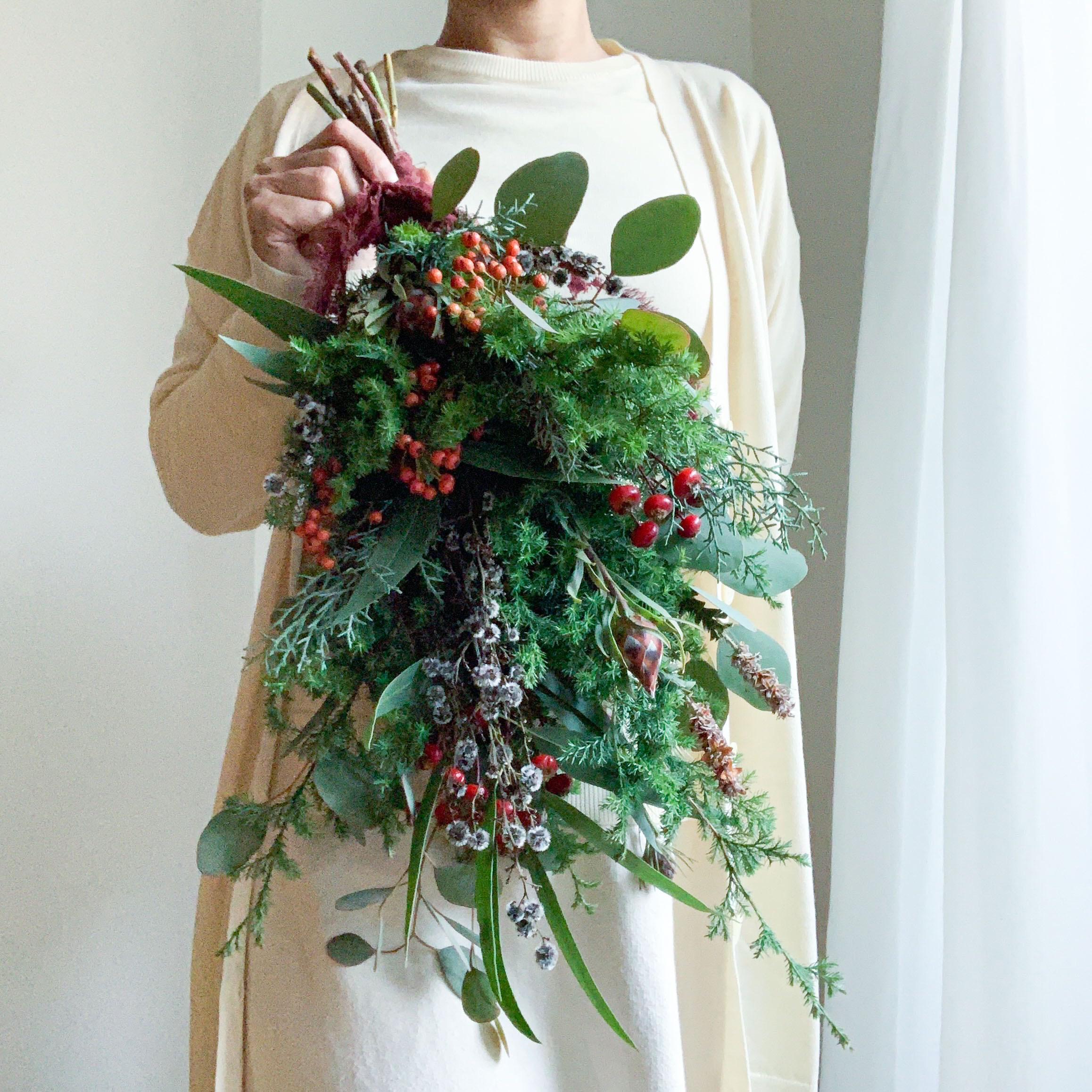 可愛らしいプルモーサムを数種類の針葉樹と束ねた　冬に飾る　クリスマス　スワッグ ✴︎数量限定販売✴︎~生の針葉樹たっぷり⚪︎長さ約34cm~モミの木入り