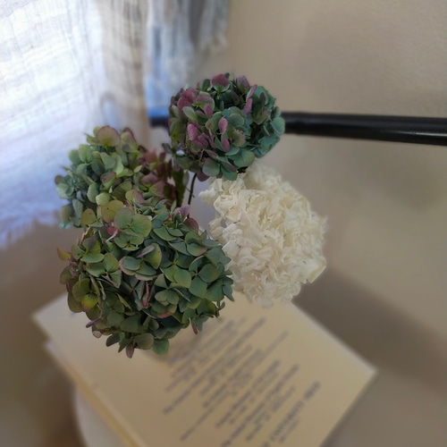 丸く可愛い秋色紫陽花と白い紫陽花ドライフラワーの４本のセット送料