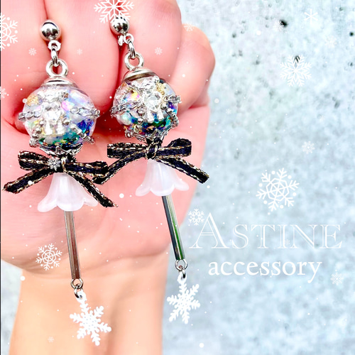 【607】リボンとガラスドームのピアス／イヤリング 魔法のステッキ くま 熊 チェーン ゴシック 雪 ガラスドーム スノー