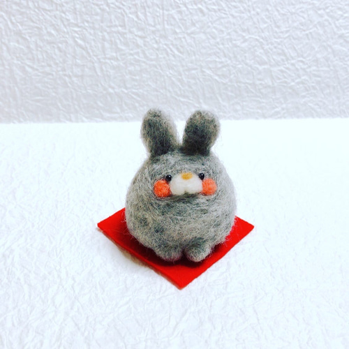 2023年干支のお正月飾りうさぎ(グレー) 羊毛フェルト 羊毛フェルト