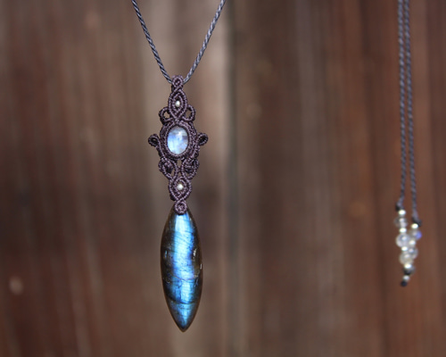 ラブラドライト ＆ ブルームーンストーン マイクロマクラメ ペンダント