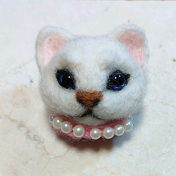 パールを付けた白猫ブローチタイプ（羊毛フェルト）受注制作 1枚目の画像