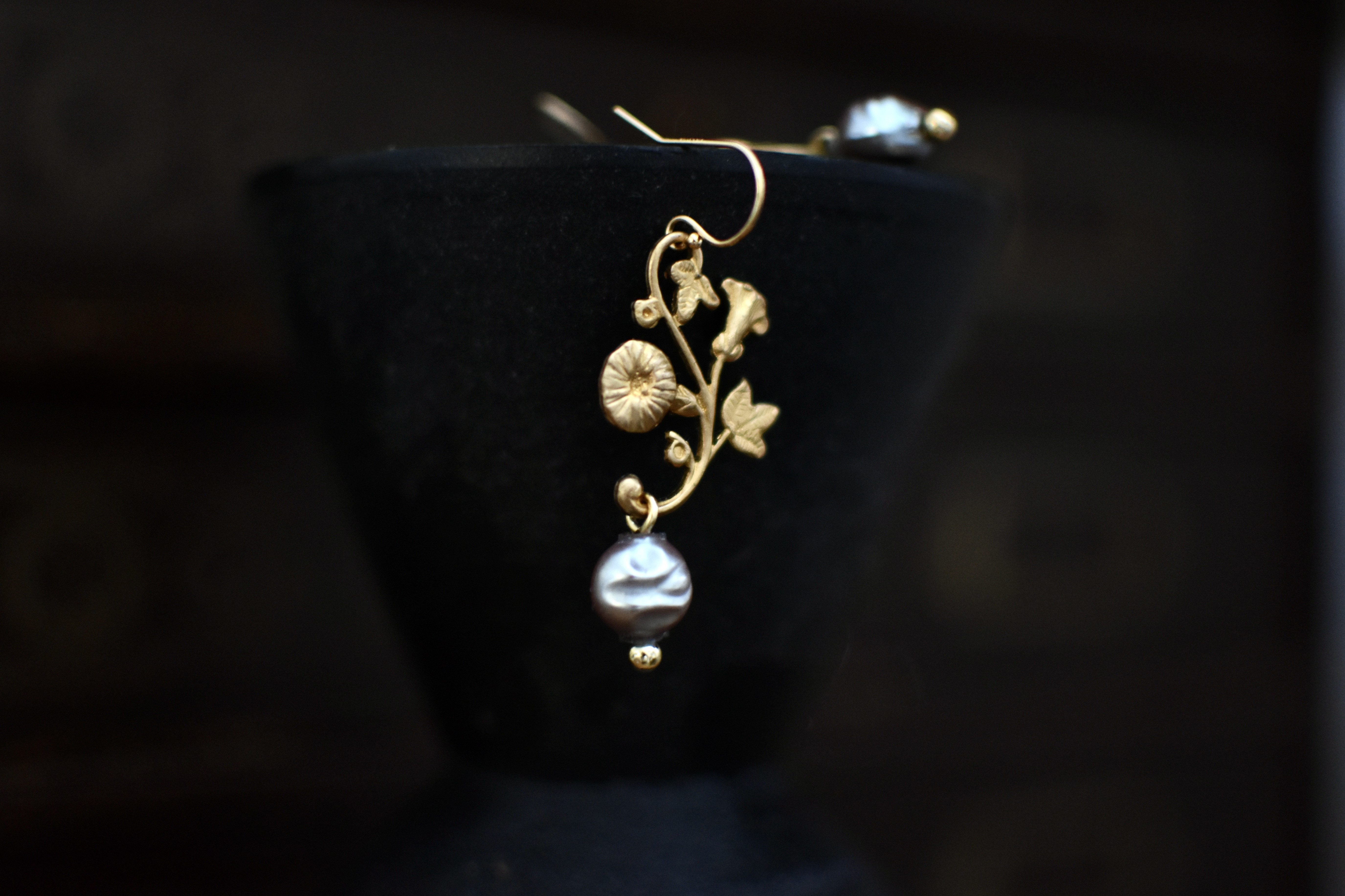 〜イヤリング可〜【ゴールドorシルバー】朝顔のピアス（アンティークスフレビーズ・サフィリーン・サフィーユ）